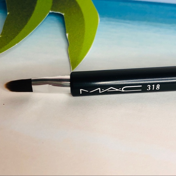 MAC Cosmetics Other - MAC 318 Compact Retractable Brush